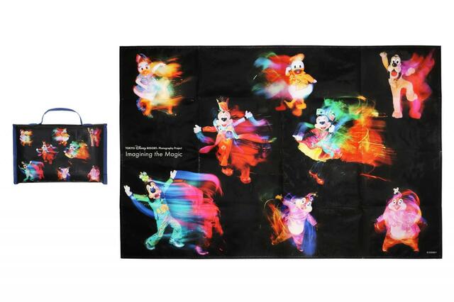 レジャーシート｜1,000円｜東京ディズニーリゾート40周年「イマジニング・ザ・マジック」奥山由之コラボグッズ｜販売店舗：東京ディズニーランド「グランドエンポーリアム」、東京ディズニーシー「エンポーリオ」｜発売日：2023年10月19日（木）