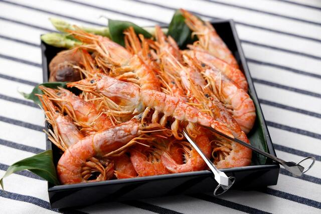 「ぷりっとした身と海老本来の旨味を堪能『有頭海老のグリル』」<2023年11月1日(水)~ 11月7日(火)>【10周年記念ビュッフェ“スーパーシーフード”」