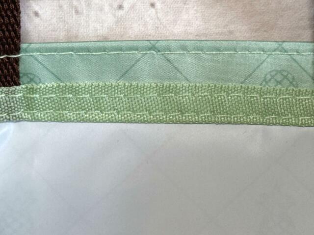 生地の裏側にはPVC貼加工が施されており、丈夫でしっかりとした作り