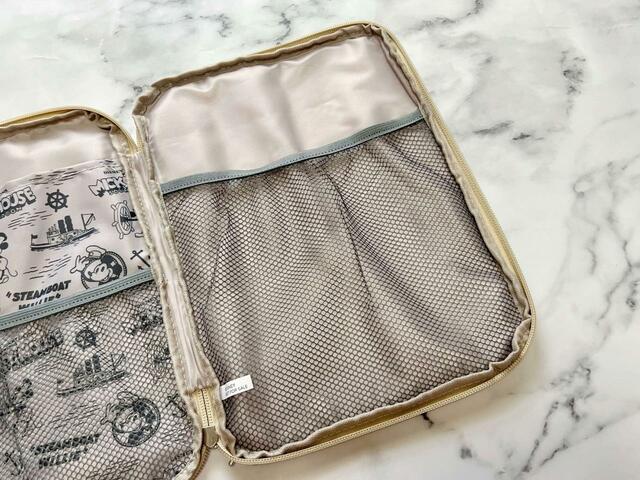 【Disney100 蒸気船ウィリー マルチに使えるポーチBOOK】右側は大きなメッシュポケット！