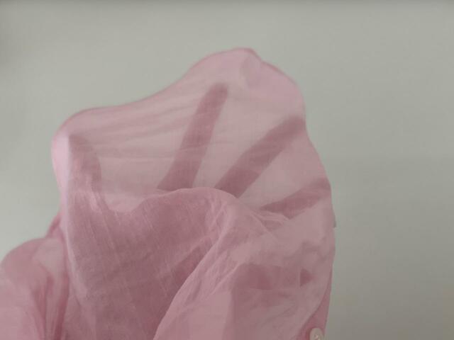 【UNIQLO　シアーコットンリラックスシャツ】指がくっきりみえるほどのシアー