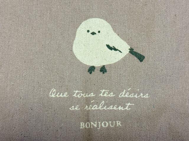 フロントにちょこんと佇むシマエナガのイラストプリント入り♪