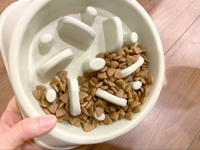 【Life Runne 早食い防止ボウル】ごはんをうまく口に運べない場合はボウルの片面にごはんを寄せ、高さを出してあげるのがおすすめです