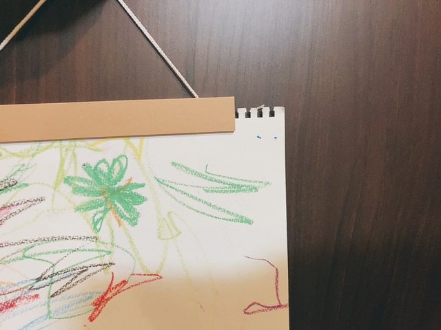 【無印良品 おえかきマグネットハンガー】カラフルなクレヨンの絵がインテリアに映えます