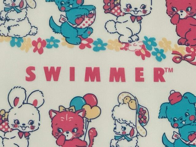 前面には大きく「SWIMMER」のロゴ入り