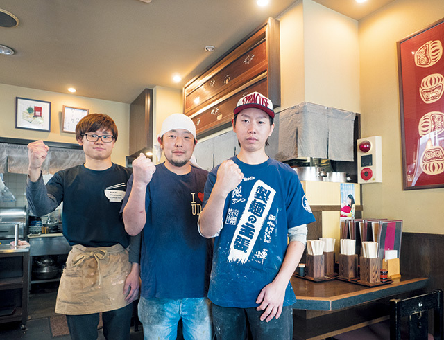 情熱うどん 讃州（大阪・豊崎）　内観　中央が“讃ちゃん”こと代表の久保さん