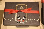 【ゴディバ】ミッキーマウスとミニーマウスのデザインのシックなパッケージに心が躍ります