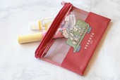 【ファミリーマート×PEANUTS】《キャンペーン第1弾「フラットポーチ」》リップや目薬など小物を入れるのにもぴったり