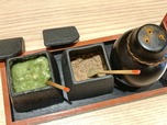 卓上にはわさびと硫黄塩、七味が置かれている