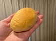 【ロピア 北海道産小麦の生ミルクパン】手のひらにすっぽりおさまるまんまるフォルムがとにかくかわいい、見た目のやさしさとは裏腹にもっちもちの食感がしっかり主張してきます！
