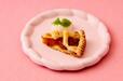 「ママが作ったアップルパイ」＜期間：2026年9月4日〜11月29日＞【ハローキティの“リボンモチーフスイーツ”がいっぱい！かわいいが詰まった「ハローキティ リボンリボン スイーツビュッフェ」でスイートなひととき♪】