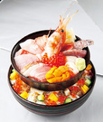 刺身BAR 河岸頭（築地市場 場外） 築地場外丼 3000円 2段の丼の上段が「場内」、下段が「場外」をイメージして盛り付けた、超豪華な丼。