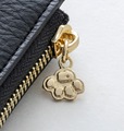 【『SNOOPY YEAR OF THE SNAKE COMPACT WALLET BOOK BLACK』（宝島社）】スヌーピーの肉球形のファスナートップ
