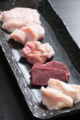 関西・焼肉の名店15／福島 安兵衛（福島）　ホルモン盛り  880円