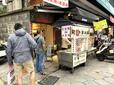【台湾食べ歩きの旅 #5 】礁溪の街なかで見かけたアイスクリームの屋台。「芋」や「花生（ピーナッツ）」の文字に惹かれて並んでみる