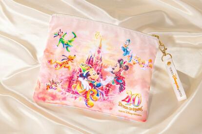 Disney - ディズニーランドホテル 40周年 ドリームゴーラウンド ポーチ ピンク 東京ディズニーリゾート】泊まると“豪華グッズ”がもらえる