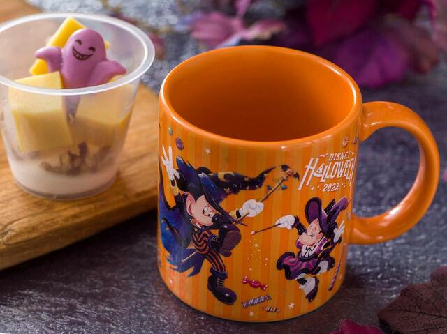 スウィートポテト＆アーモンド、スーベニアカップ付き 900円｜提供店舗：東京ディズニーランド「プラズマ・レイズ・ダイナー」／東京ディズニーシー「ホライズンベイ・レストラン」｜東京ディズニーリゾート「ディズニー・ハロウィーン」2022スペシャルメニュー