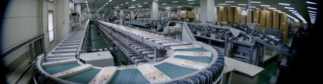 印刷から製本まで一貫してコミックスが製作される工場の様子