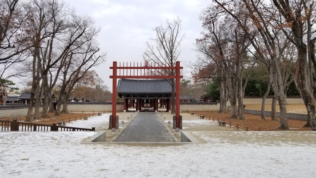 入口で3000ウォンを払って中に入ると、慶基殿の正門へつながる通りの入口にある紅箭門(ホンサルムン)が迎えてくれる