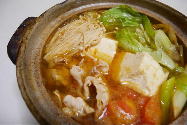 【茅乃舎 和風酸辣鍋のだしとつゆ】具材はシャキシャキのレタスとトマトがおすすめ