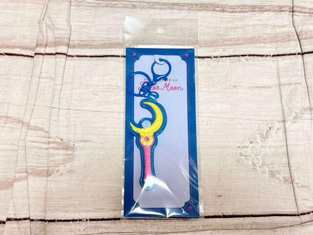 『美少女戦士セーラームーン』ローソンオリジナルグッズ「サガラ刺繍キーホルダー ムーンスティック」1,980円(税込)