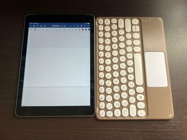 【3COINS タッチパッド付きキーボード】9.7インチのiPadとほぼ同じサイズです