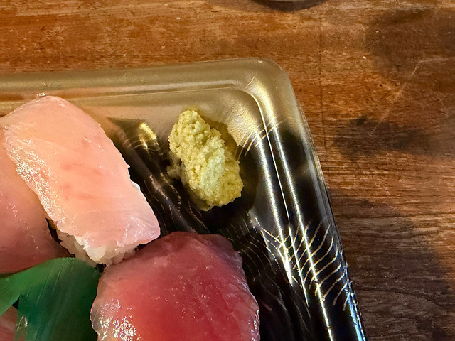 【くら寿司 まぐろ 熟成まぐろづくしセット:2人前(18貫)】わさびやガリは注文時に必要かどうかを選択できます。筆者はわさびが苦手ですが家族が好きなので「わさび有」を選択しました