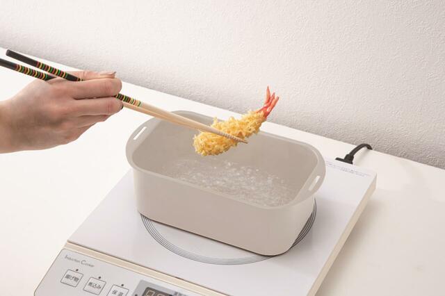 【ニトリ デコホームの生活雑貨売上ランキング 10位】「IH・ガス火 コンパクト天ぷら鍋（バット・網付き）（MO）」2,290円（税込）