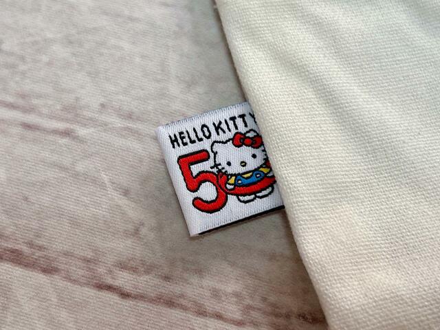 なんと50周年ロゴのゼロを浮き輪にしているかわいすぎるキティちゃんのタグ付き…！