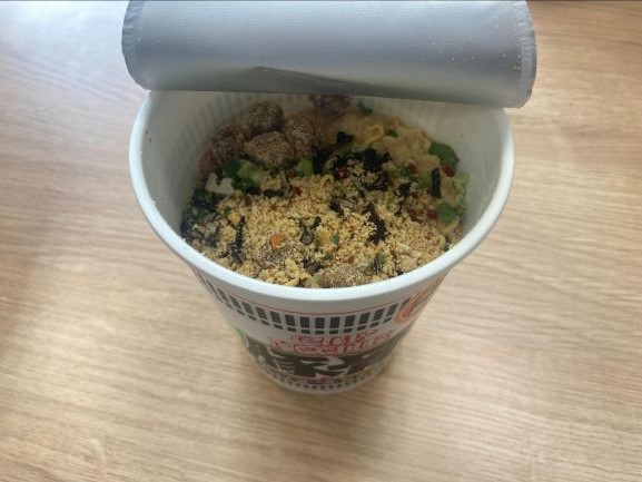 【日清カップヌードル「旨辛豚骨」】かやくは、豚ミンチ、きくらげ、ねぎ、赤唐辛子、ごま