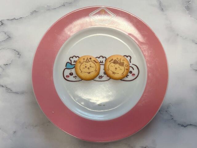 お短後尾をお祝いしているちいかわ、ハチワレ♪