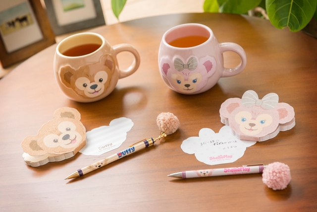 マグ（各1300円）、メモ（各600円）、ボールペン（各900円）