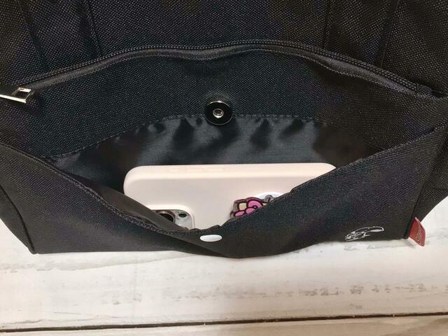 フロントのポケットにはスマホを収納すると便利