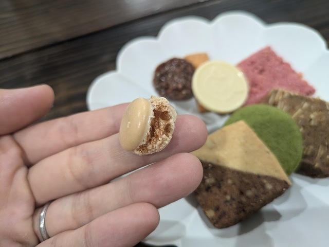 【六花亭の〇△□ 88個入】カリッとした軽い食感の「クロッカン」ヨーグルトにトッピングしても合うんだそう！