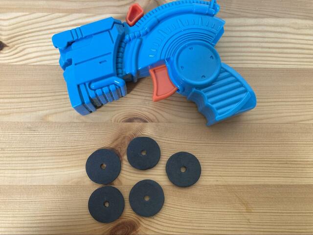 【講談社 テレビマガジン2023年 10・11・12月号 スーパーヒーロー メダルシューター】メダルシューター本体とメダルが5枚付属しています