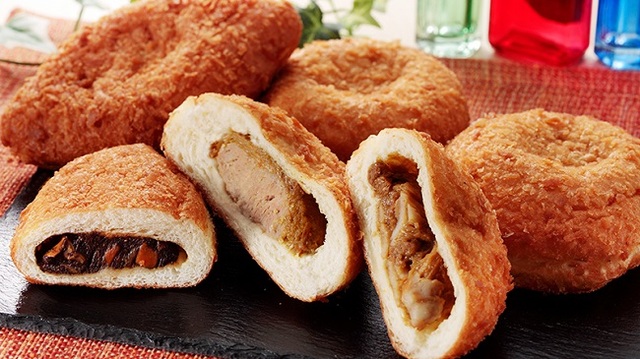 写真左から　VLビーフカレーパン／VLハンバーグカレーパン（関東地区限定商品）／VLウインナーカレーパン　（各・税込108円）