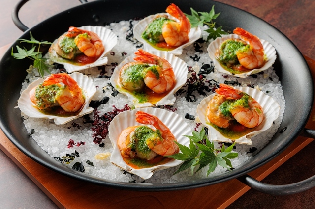 「帆立貝と海老の海鮮焼き ブルギニョン風（ディナー限定）」＜期間：2024年10月1日〜2025年3月31日＞【本ズワイ蟹もローストビーフも好きなだけ！「本ズワイ蟹食べ放題＆ローストビーフ食べ比べ」開催！】