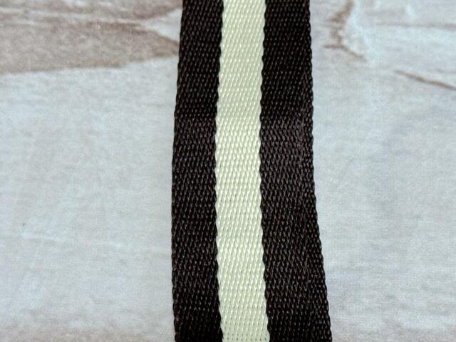 ハンドルはバッグと同じ配色のストライプ模様