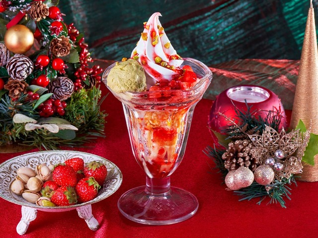 【サンマルクカフェ】「ストロベリー＆ピスタチオアイスのX'mas ケーキパフェ」690円　※写真はイメージです