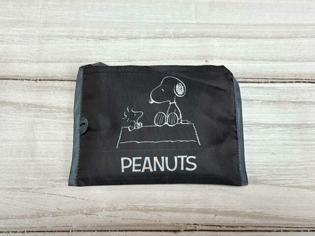 内側にはポケット付きで、コンパクトにたたんで収納できる仕様！