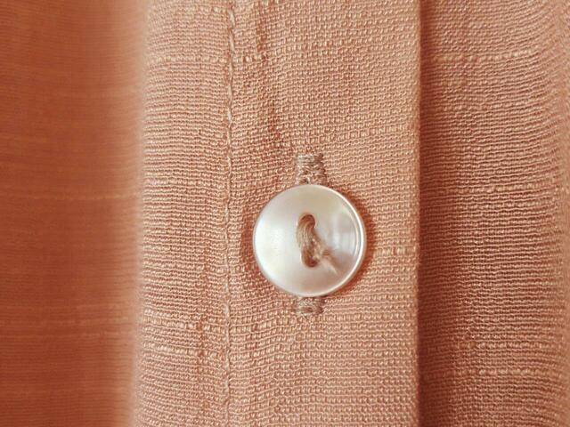 【SHOO・LA・RUE シャツワンピース】シャツのボタンは生地と同色でツヤ感もあり、安っぽく見えません♪