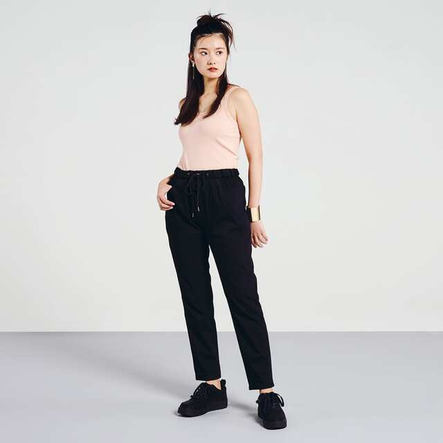 【ワークマンのスニーカー売れ筋ランキング 3位】「コートシューズLUXE（53495）」1,900円（税込）