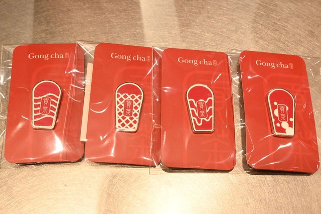 【ゴンチャ 原宿神宮前店】「ゴンチャ カップピンバッジ」(全4種)各380円