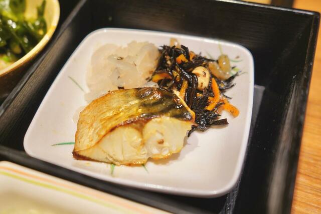 【やよい軒　かきフライシリーズ】サバの塩焼も付いていることで倍量ご飯が進みます。