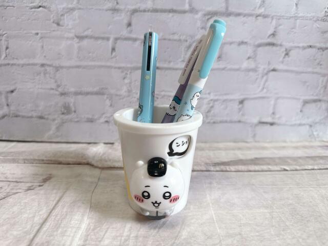 【ちいかわハッピーセット第一弾／ちいかわのドリンクカップペンたて】実際にペンを立ててみました。かわいい！
