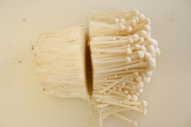 【チーズタッカルビ風豚キムチーズ】えのきを半分に切る