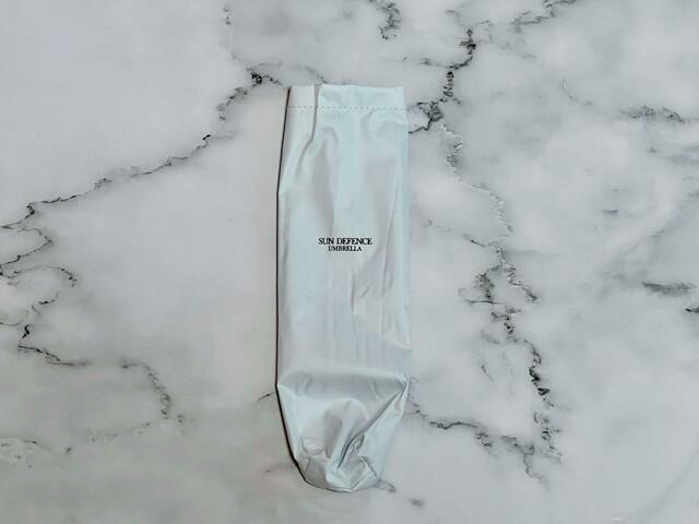 【美白肌モデル辻元 舞プロデュース! SUN DEFENCE 100%遮光日傘BOOK 涼しさアップのWHITE ver.】おしゃれなブラックのロゴがアクセントの傘袋!
