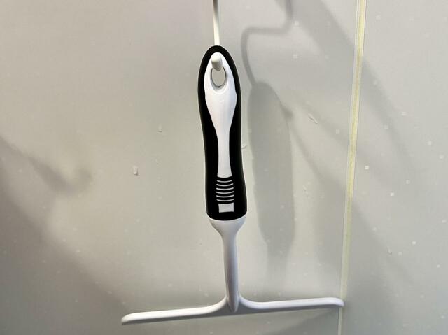 【ダイソー 水切りワイパー】コスパを求めるならダイゾーの水切りワイパーがおすすめ