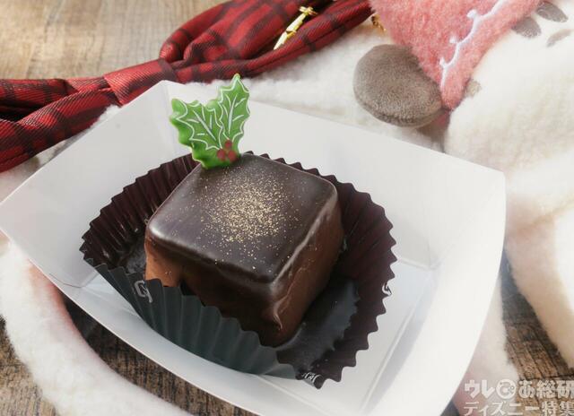 「東京ディズニーリゾートのクリスマス」 スペシャルメニュー｜チョコレートケーキ(ナッツ入り)｜550円｜販売店舗：ハングリーベア・レストラン、トゥモローランド・テラス、ザンビーニ・ブラザーズ・リストランテ、ニューヨーク・デリ