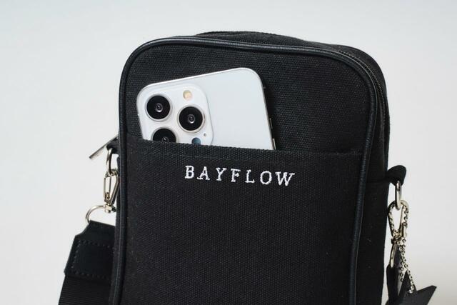 【BAYFLOWショルダーバッグ（ブラック）】スマホが入るフロントポケット